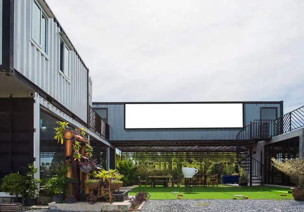 Modern metal yapı nakliye Ev kaplar ve mavi gökyüzü arka plan .empty beyaz billboard yapılmış. Metin ve resim için boş alan.