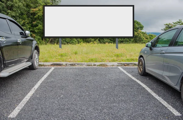 Odkryty Parking Oraz Pusty Biały Billboard Puste Miejsce Dla Tekstu — Zdjęcie stockowe