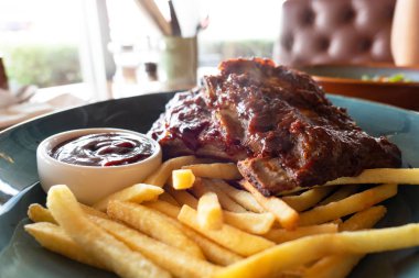 Domuz eti biftek ve patates kızartması Restaurant'ta plaka üzerinde .