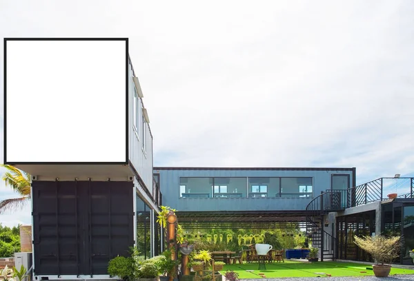 Edificio Metálico Moderno Hecho Contenedores Casa Envío Fondo Cielo Azul — Foto de Stock