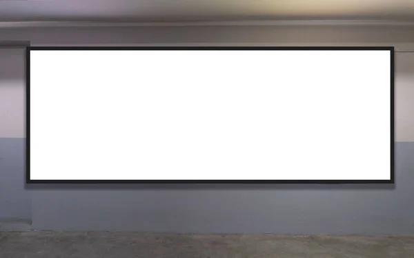 Крытая Автостоянка Пустой Белый Рекламный Щит — стоковое фото