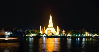 Bangkok, Tayland 24 Aralık 2018: Temple of Dawn, Wat Arun Ratchawaram Ratchaworamawihan Bangkok, Tayland gece Chao Phraya Nehri yakınında.