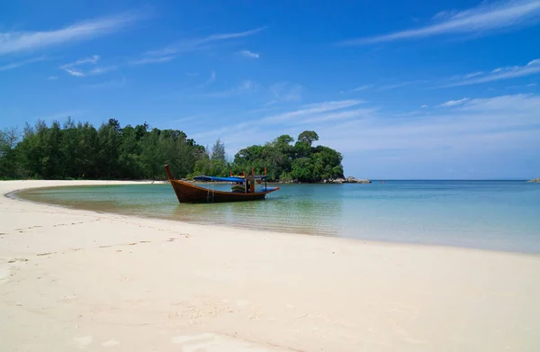 美丽的风景与木船在海滩白色沙子在蓝色海和蓝色天空在热带海滩 — 图库照片