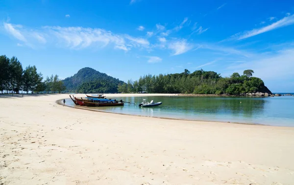 Belo Cenário Com Barco Madeira Praia Areia Branca Mar Azul — Fotografia de Stock