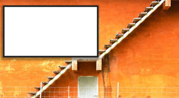 Turuncu yapı ve dış .empty beyaz billboard merdivenlerde yangın merdiveni. Metin ve resim için boş alan.