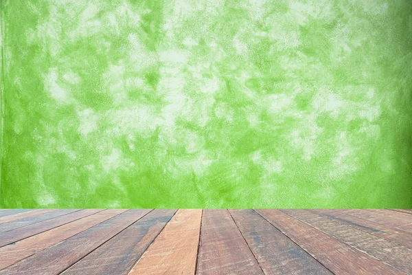 グリーンの壁と空の木製デスク テキストと画像の空白 — ストック写真