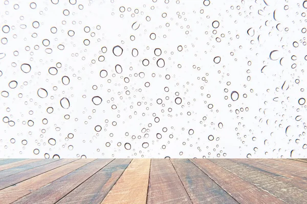 Krople Wody Deszczu Kropelki Białym Tle Puste Drewniane Biurko Puste — Zdjęcie stockowe