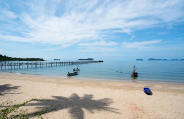 güzel sahne ile ahşap tekne mavi deniz ve mavi gökyüzü tropik Sahilde plaj beyaz kum üzerinde.