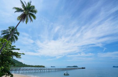 güzel sahne ile ahşap tekne mavi deniz ve mavi gökyüzü tropik Sahilde plaj beyaz kum üzerinde.