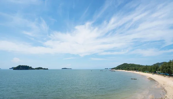 美丽的风景与木船在海滩白色沙子在蓝色海和蓝色天空在热带海滩 — 图库照片