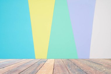 boş ahşap masa ve soyut yaratıcı renkli pastel Kağıt arka plan için. metin ve resim için boş alan.