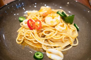 closeup spagetti karides ile siyah plaka üzerinde. Italyan Mutfagi .