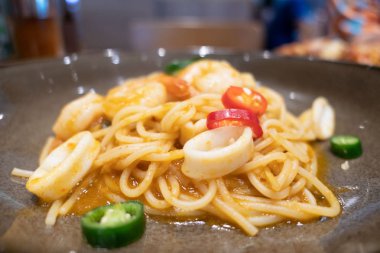 closeup spagetti karides ile siyah plaka üzerinde. Italyan Mutfagi .