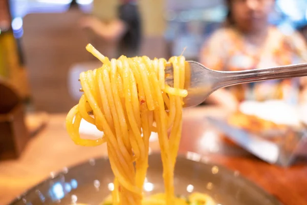 Vértes Tányéron Evőeszközök Spagetti Olasz Élelmiszer — Stock Fotó