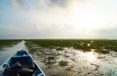 manzara, nehir, yaz günü teknede. Kopyalama alanı alanı .
