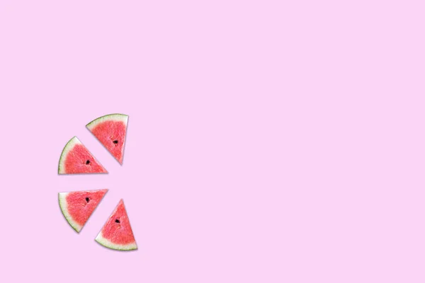 Plakjes Zoete Vruchten Watermeloen Geïsoleerd Roze Achtergrond Pastel Kleur — Stockfoto
