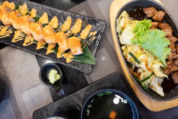 トップ ビューでは テーブルの日本食を設定しました 和風食べ物 — ストック写真