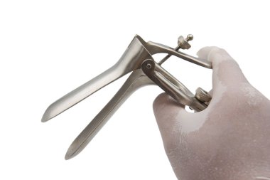 spekulum el doktor beyaz arka plan üzerinde. Tıbbi kavramı .isolated dosyasının kırpma yolu ile beyaz arka plan üzerinde .