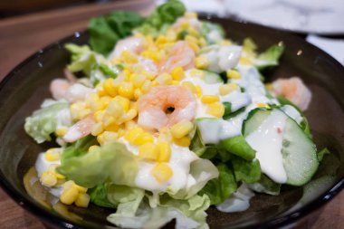 Taze salata karides ve sebze siyah plaka mix .