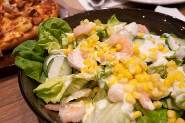 Taze salata karides ve sebze siyah plaka mix .