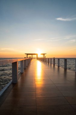 Peyzaj tropikal ve günbatımı gökyüzü arka plan üzerinde deniz Köprüsü .