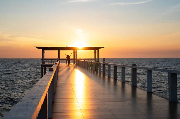 Τοπίο Γέφυρα Στη Θάλασσα Τροπικά Beachand Λήξης Ουρανός Φόντο — Φωτογραφία Αρχείου