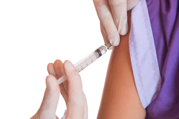 Doktor enjeksiyon hasta hastanede şırınga closeup. Sağlık. Kırpma yolu ile dosyasının beyaz arka plan üzerinde izole .