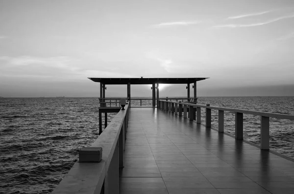 熱帯主張を今まで夕焼けの空を背景に海の橋の風景黒と白 — ストック写真