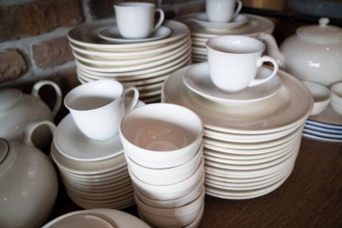 Birçok beyaz plaka birlikte yığılmış. beyaz çanak yığını .