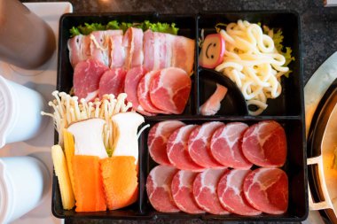 Shabu Shabu seti, restoranda Suki shabu, geleneksel Japon yemekleri.