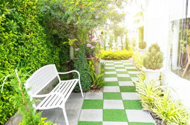 Yeşil çim ve sandalye ile güzel bahçe ve taş yolu, açık . 