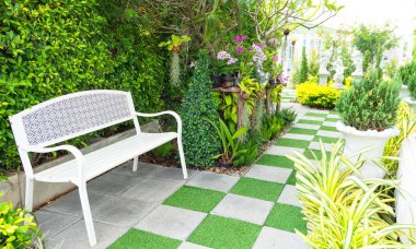 Yeşil çim ve sandalye ile güzel bahçe ve taş yolu, açık . 