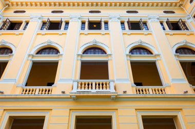 güzel sarı bina, Vintage bina ve birçok siyah pencere . 