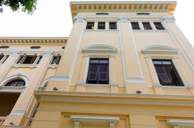 güzel sarı bina, Vintage bina ve birçok siyah pencere . 