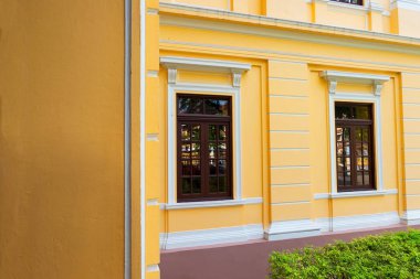 güzel sarı bina, Vintage bina ve birçok siyah pencere . 