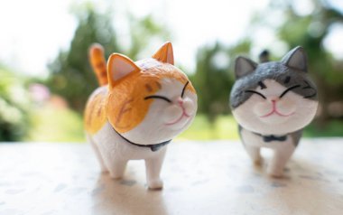 Güzel kedi bebek yeşil ağaç arka plan üzerinde duran .kedi modeli  .