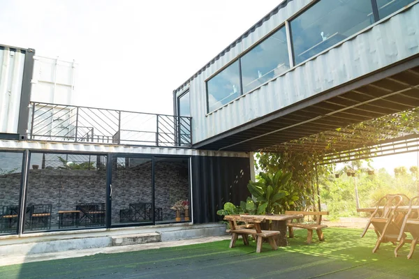 Nakliye ev kaplar ve mavi gökyüzü arka plan yapılmış Modern metal yapı .