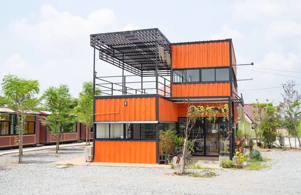 Moderne Metalen Gebouw Gemaakt Van Verzending Huis Containers Blauwe Hemelachtergrond — Stockfoto