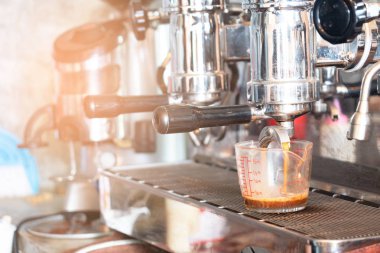 kahve makinesi kahve dükkanında taze kahve hazırlama.