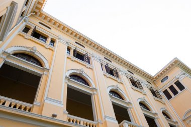 güzel sarı bina, Vintage bina ve birçok siyah pencere . 