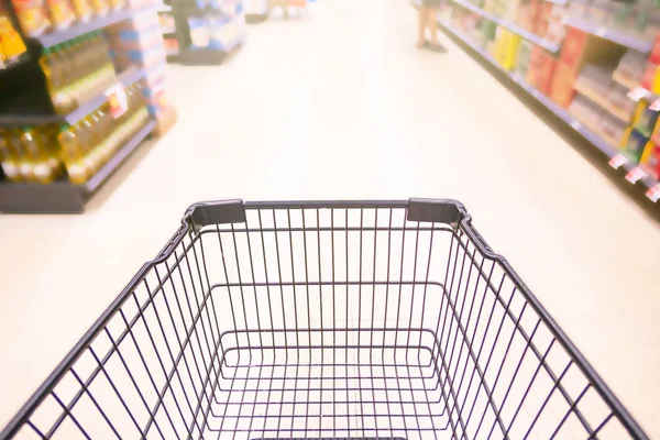 Carrito Compras Vacío Supermercado Interior Del Supermercado Fondo Borroso — Foto de Stock