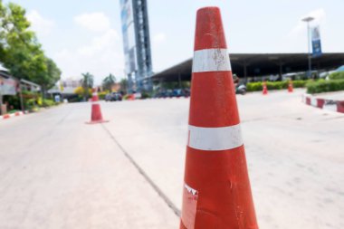 Kırmızı ve beyaz uyarı cadılar bariyer yolda dışlama bölgesi uygulayarak , şapka trafik , trafik kavramı .