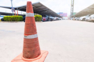 Kırmızı ve beyaz uyarı cadılar bariyer yolda dışlama bölgesi uygulayarak , şapka trafik , trafik kavramı .