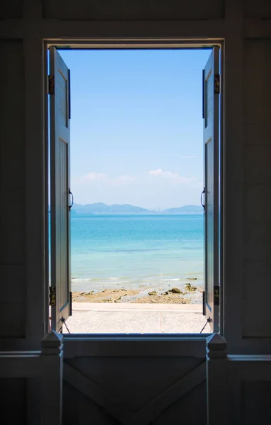 打开窗户 蔚蓝的大海 看背景 度假和度假概念 — 图库照片