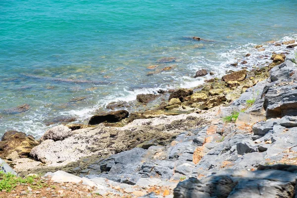 Orillas Del Mar Verano Olas Playa Piedra Orilla Fondo Azul —  Fotos de Stock
