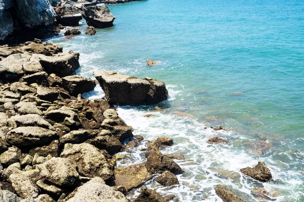 Beira Mar Verão Ondas Praia Pedra Fundo Azul Mar Viagens — Fotografia de Stock