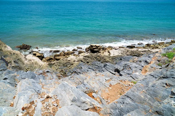 Mare Estate Onde Sulla Spiaggia Pietra Sfondo Blu Del Mare — Foto Stock