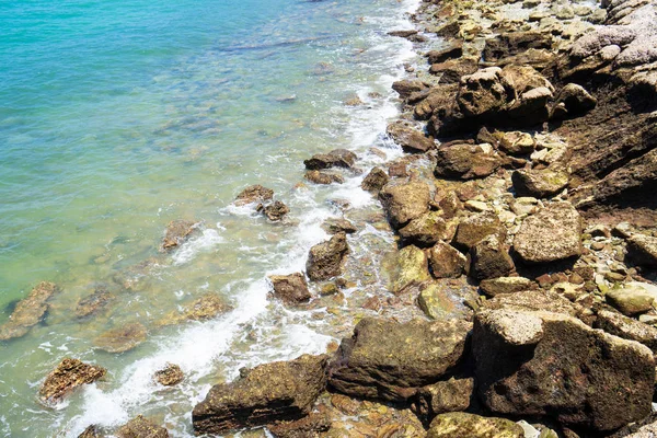 夏天在海边 在石滩岸边的波浪 蓝色海洋背景 度假和度假的概念 热带海滩 — 图库照片