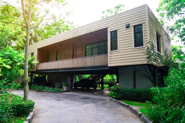 Edificio Metálico Moderno Hecho Contenedores Casa Envío Fondo Del Jardín — Foto de Stock