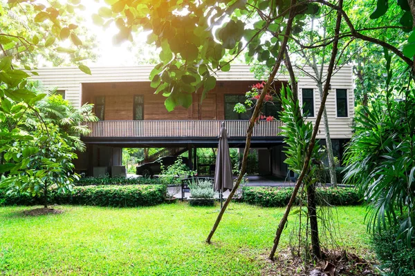 Bahçe arka planda ev konteyner nakliye yapılan Modern metal yapı .